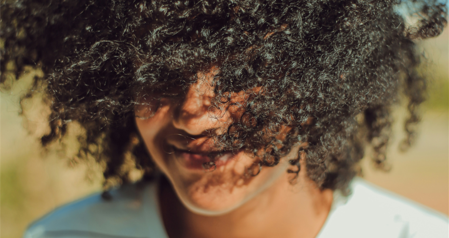 De estigma a emblema: Cabelo, autorreconhecimento e resistência entre jovens universitárias negras